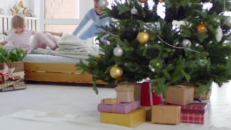 Kinder-laufen-zum-Weihnachtsbaum-am-Morgen