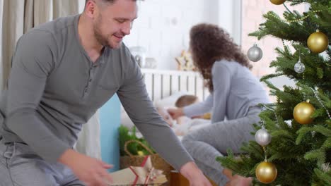 Liebevolle-Eltern,-die-Vorbereitungen-für-Weihnachten