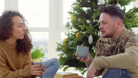 Couple-Drinking-Hot-Chocolate-and-Talking