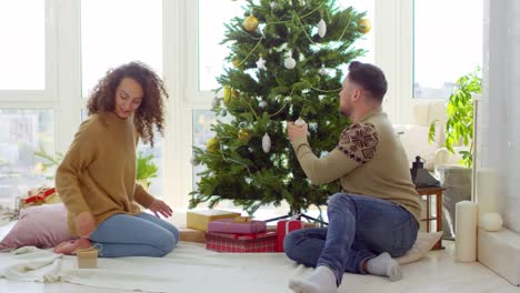 Weihnachtsbaum-Dekoration-zusammen-paar