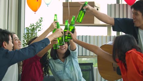 Team-of-young-people-dancing-and-having-fun-celebrate-with-toast-and-clinking-raising-glasses-in-their-office.-Slow-motion-shot