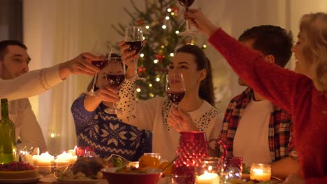 Glückliche-Freunde-trinken-Rotwein-zu-Weihnachten