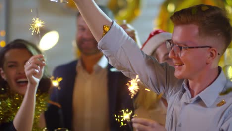 Glückliche-Menschen-tanzen-auf-Weihnachtsfeier