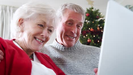 Älteres-paar-machen-Weihnachten-Videoanruf-Familie-auf-Laptop