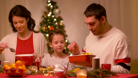 glückliche-Familie,-die-Weihnachts-Dinner-zu-Hause