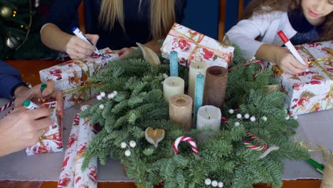 Menschliche-Hände-schreiben-Namen-für-Weihnachtsgeschenke