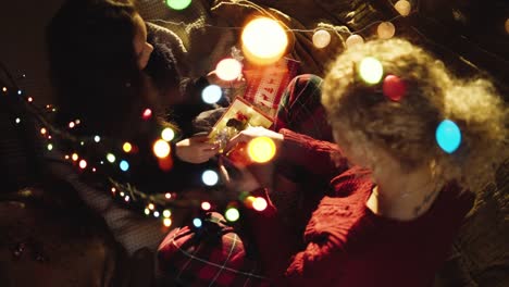 Mutter-und-Tochter-öffnen-Geschenke-box