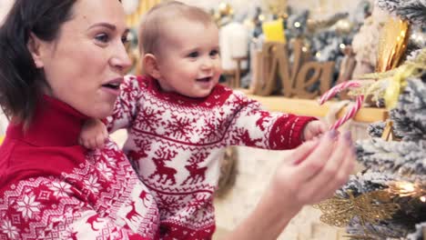 Amar-a-mamá-y-bebé-hija-celebrando-la-Navidad