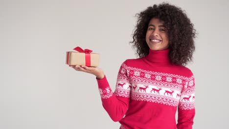 Afroamerikanische-Frau-zeigt-auf-Weihnachts-Geschenk-box