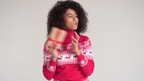 Mujer-que-conjetura-en-caja-de-regalo-de-Navidad