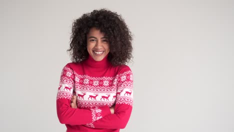 Mujer-feliz-en-suéter-de-Navidad