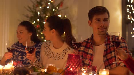 Freunde,-trinken-Wein-am-Weihnachtsessen