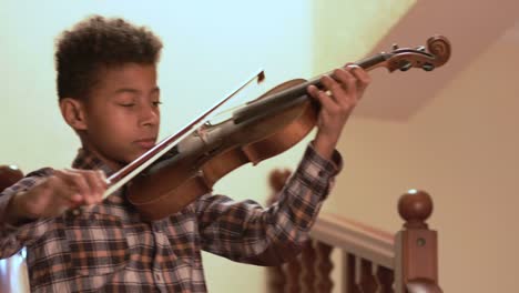 Lächelnd-Afro-Kind-spielt-Violine.