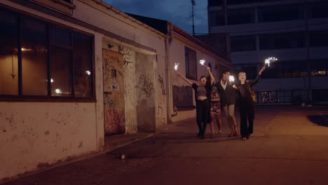 Gente-joven-celebrando-el-año-nuevo-con-luces-de-Bengala