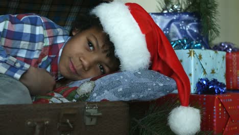 Junge-in-Santa-Hut-lächelnd.