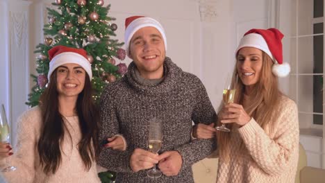 Guy-and-girls-holding-goblet-with-wine