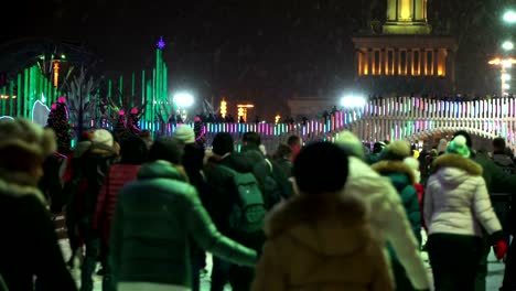 Konzept-Wintersport.-Menge-an-Night-Skating-Rink.-Fallenden-Schnee.-Weihnachtsstern