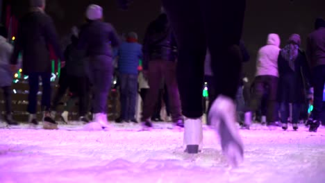 Konzept-Nahaufnahme-Wintersport.-Menge-bei-Nacht-City-Skating-Rink-Pedestal-\"und\"-Unschärfe