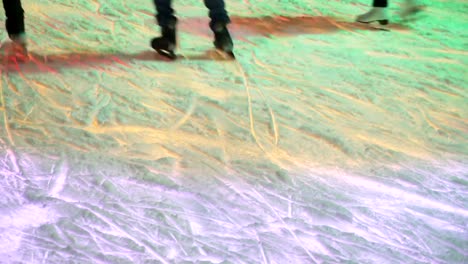 Konzept-Eis-und-Skate,-Winter-gesunden-Lebensstil.-Viele-Skates-vorbeiziehen.-Timelapse