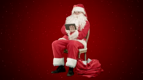 Santa-Claus-mit-Tablet-PC,-Internet-surfen-und-kommunizieren-in-sozialen-Medien-mit-Kindern-auf-rotem-Grund-mit-Schnee