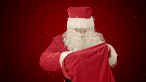 Echter-Weihnachtsmann-trägt-Geschenke-in-seinem-Sack-auf-rotem-Hintergrund-mit-Schnee