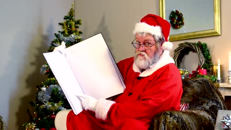 Santa-Claus,-der-ein-Buch-hält