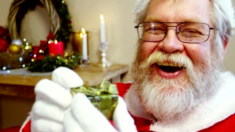 Retrato-de-santa-claus-con-caja-de-regalo