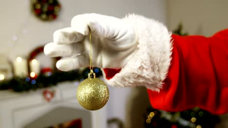 Santa-Claus-holding-Weihnachtskugel-Christbaumkugel