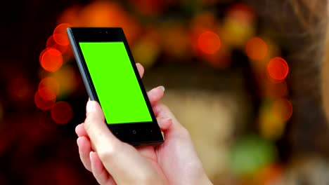 Frau-mit-green-Screen-Smartphone-betrachten