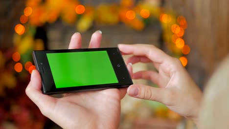 Mujer-con-smartphone-con-pantalla-verde