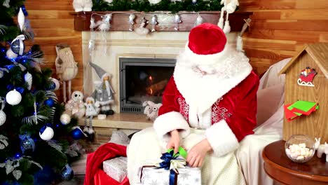 Papá-Noel-leyendo-a-niños-letras,-saint-nicolas-embalaje-regalos-debido-a-lista-de-deseos-de-los-niños,-correo-de-santa