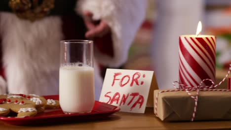 Santa-Claus-tiene-leche-y-galletas