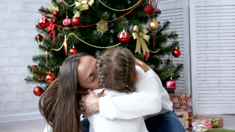 Ziemlich-kaukasischen-Frau-immer-Weihnachten-Geschenk-von-ihrer-kleinen-Tochter.