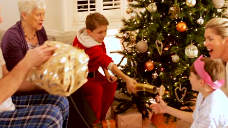 Familia-disfrutando-de-la-mañana-de-Navidad