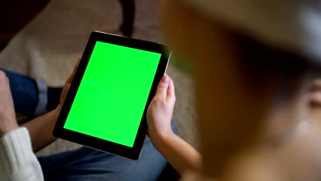 Couple-look-at-green-screen-ipad-on-christmas-eve