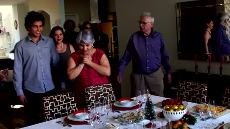 Brasilianischen-Familie-feiert-Weihnachten-Abendessen