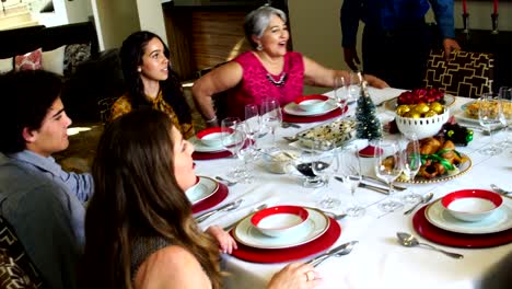 Familia-brasileña-celebrando-la-cena-de-Navidad