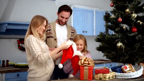 Familia-celebrando-Navidad-y-año-nuevo