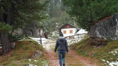 Mujer-turista-en-campo