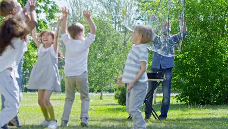 Mann,-riesige-Seifenblasen-für-Kinder-im-Park