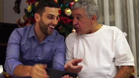 Vater-und-Sohn-mit-einem-Video-Chat-am-Weihnachtstag