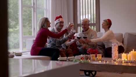 Glückliche-Familie-Toasten-mit-Wein-am-Heiligabend