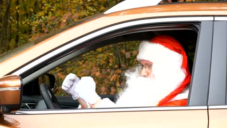 Santa-dances-while-sitting-in-the-car-side-view-50-fps