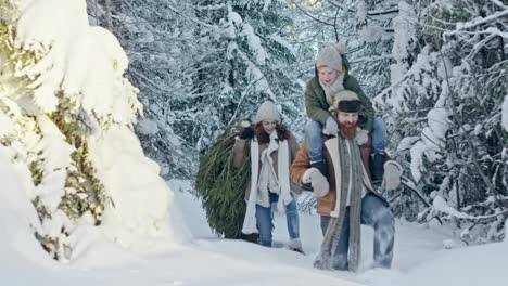 Familia-caminar-a-través-de-nieve-profunda-en-bosque