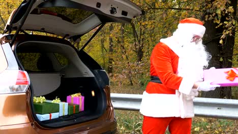 Der-Weihnachtsmann-bringt-Geschenke-in-den-Kofferraum-eines-Autos-50-fps