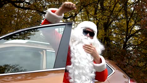 Santa-Claus-in-Sonnenbrille-neben-dem-Auto-rauchen-50-fps