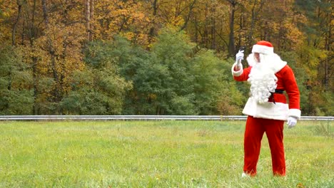 Santa-Claus-trying-to-catch-a-mobile-network-signal-50-fps