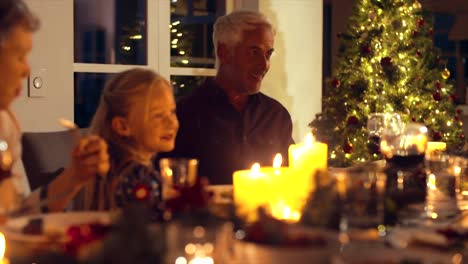 Großvater-und-Enkelin-spielen-an-Weihnachten-Festtafel