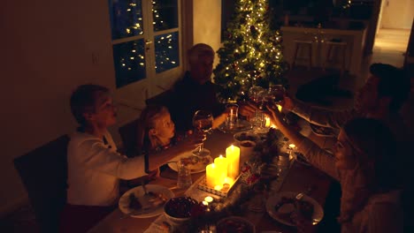 Familie-Weintrinken-auf-Thanksgiving-Dinner-zu-Hause