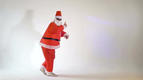 Divertido-Santa-Claus-haciendo-danza-baile-gracioso-se-mueve-sobre-un-fondo-blanco.-4K.